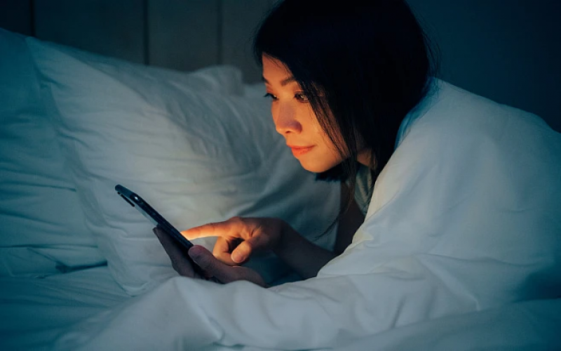 女子熬夜致免疫力低下確診紫癜！警惕：熬夜的危害可不止一個